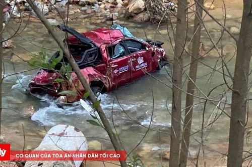 Xe tải mất phanh tông văng xe bán tải xuống suối