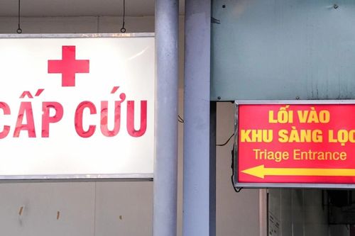Tai nạn hy hữu khiến bé trai bị mảnh vỡ bồn cầu đâm sâu vào lưng
