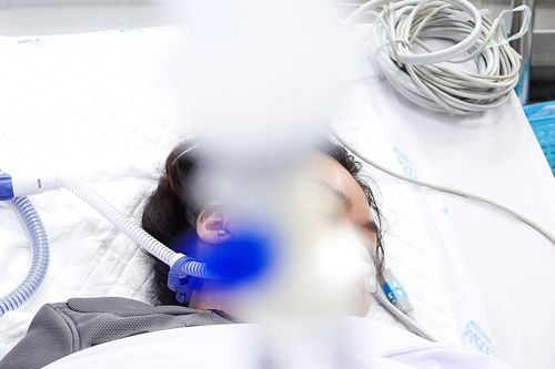 Hành động giúp cô gái nhảy khỏi tòa nhà 4 tầng bốc cháy thoát chấn thương đầu