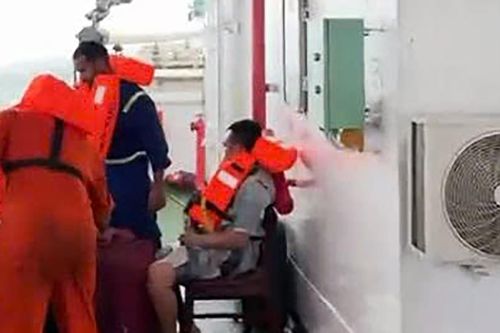 Giải cứu khẩn cấp 13 thuyền viên Việt Nam trên tàu hàng nghiêng ở vùng biển Malaysia