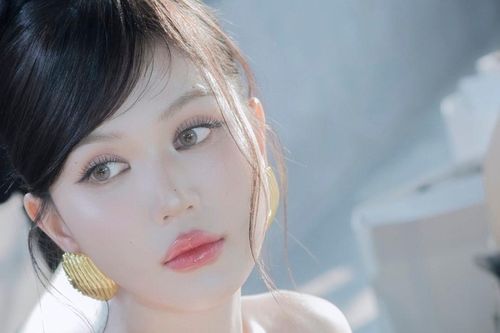 Ngọc Trinh da trắng nõn, Trọng Tấn 'kết đôi' với NSƯT Lan Anh