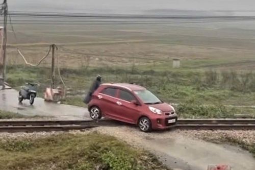 Phút 'thót tim' khi đoàn tàu lao đến gặp ô tô chết máy trên đường ray