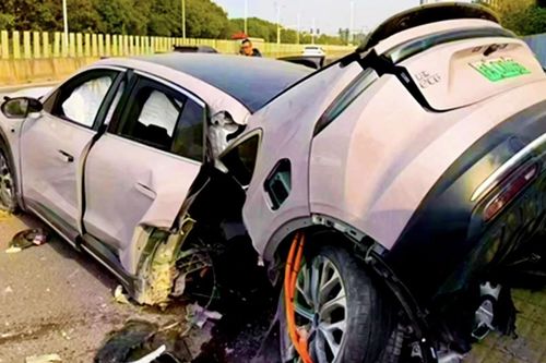 Xe điện Trung Quốc bị 'xé toạc' trong vụ tai nạn kỳ lạ, pin không bốc cháy