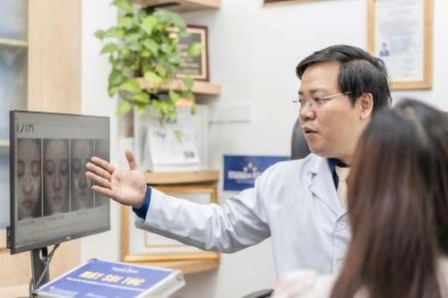 Cô gái đỏ rát toàn mặt vì ô nhiễm không khí
