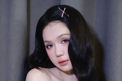 Á hậu Ngọc Thảo gây ấn tượng với làn da nổi bật tại show diễn
