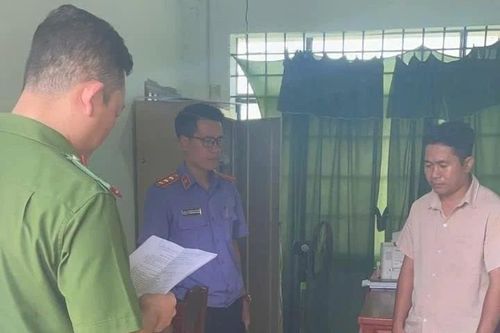 Lâm Đồng: Bắt khẩn cấp đối tượng chiếm đoạt tiền hỗ trợ lũ lụt cho dân