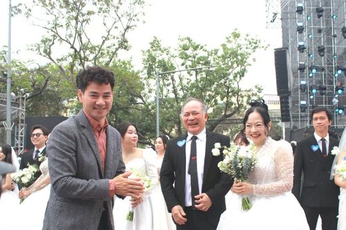 NSND Xuân Bắc làm MC và 'chủ hôn' tại đám cưới tập thể 80 cặp đôi