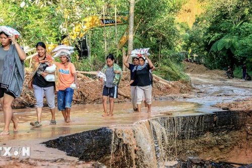 Hơn 900 người thiệt mạng do lũ lụt và lở đất tại Indonesia