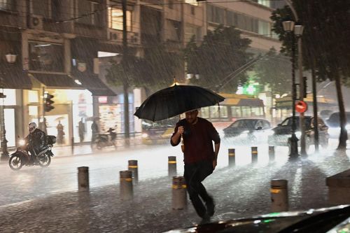 Bão lớn gây rối loạn giao thông, đóng cửa trường học tại Hy Lạp