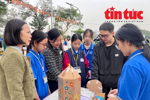Nâng cao nhận thức bảo vệ hệ sinh thái sông Hồng cho trẻ em bản địa