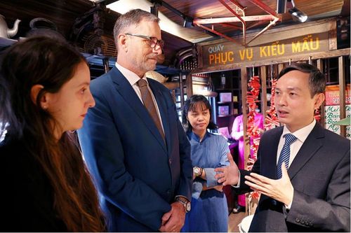 Hành trình của Đại sứ Olivier Brochet tại Toa 'Bếp – Chạn – Mâm'