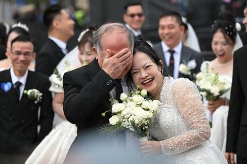 80 cặp đôi cùng bước vào lễ cưới tập thể đầy cảm xúc bên hồ Gươm