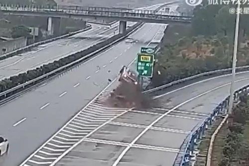 Ngủ gật khi lái, tài xế khiến ô tô bay lên không trung như phim hành động