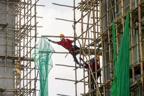 Hong Kong chạy đua tháo lưới giàn giáo trước hạn chót giữa khủng hoảng an toàn và thiếu nhân công