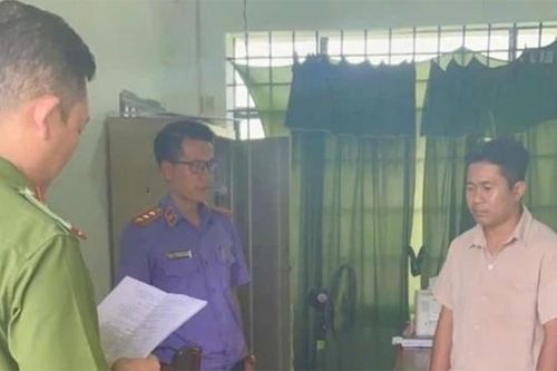 Bắt một cán bộ xã chiếm đoạt 500 triệu đồng tiền cứu trợ lũ