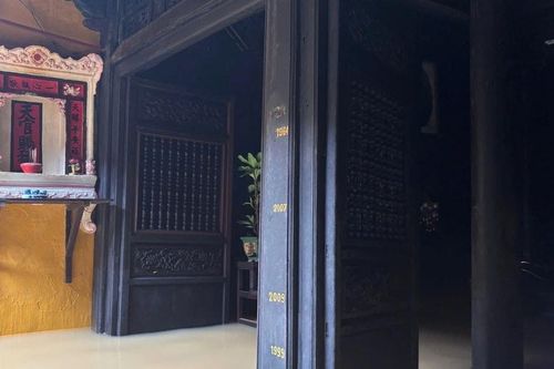 Mốc lũ trên cột gỗ