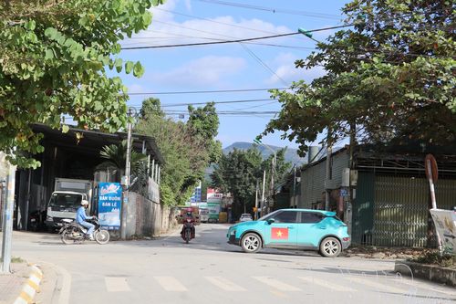 Sớm xử lý điểm mất an toàn giao thông tại nút giao QL12 – đường Phạm Văn Đồng