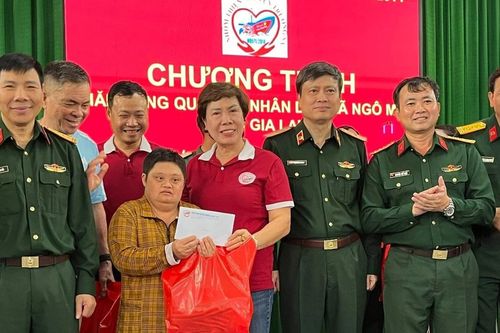 Đoàn công tác Bộ Quốc phòng tặng quà, khám bệnh cho người dân vùng lũ xã Ngô Mây