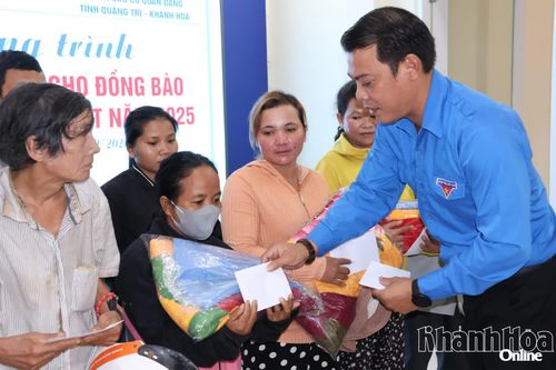 Đoàn UBND tỉnh và Đoàn các cơ quan Đảng tỉnh Quảng Trị thăm, tặng quà cho người dân, đoàn viên, thanh niên bị thiệt hại do mưa lũ