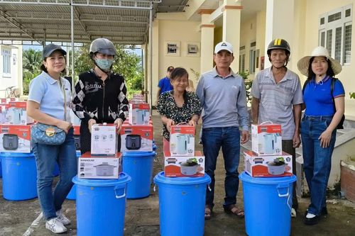 Xã Diên Điền và xã Diên Lạc: Tặng quà cho 100 hộ dân vùng lũ