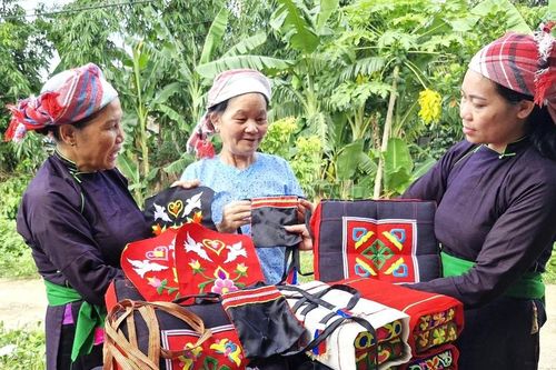 Sắc màu thổ cẩm dưới chân núi Gia Lan