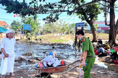 Công an Hàm Thuận Bắc hỗ trợ đồng bào Chăm khắc phục hậu quả sau lũ