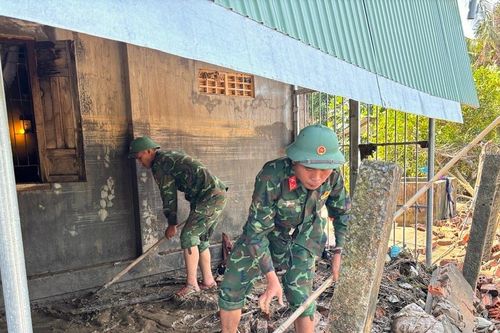 Sát cánh cùng Nhân dân khắc phục hậu quả mưa lũ