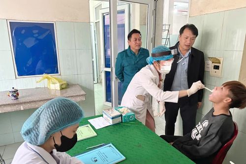 Hơn 80 thanh niên xã Minh Hóa khám tuyển nghĩa vụ quân sự và Công an