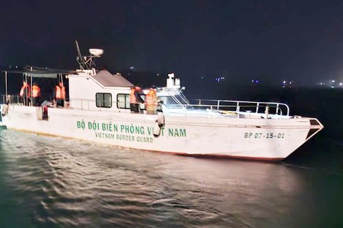 Cứu nạn 2 ngư dân bị chìm thuyền trong lúc đánh bắt hải sản ở cửa Gianh