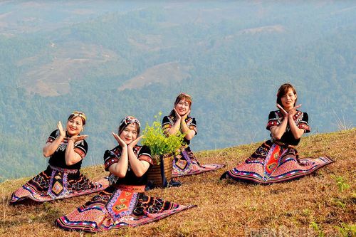 Sắc màu Khuổi Trang