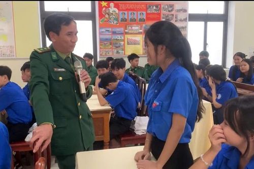 Tặng quà và tuyên tuyền cho người dân, học sinh khu vực biên giới