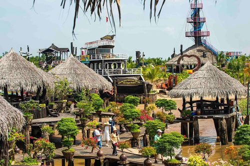 Độc đáo bức tranh gỗ lũa 24 mét, 600 xe máy biển số độc lạ ở An Giang