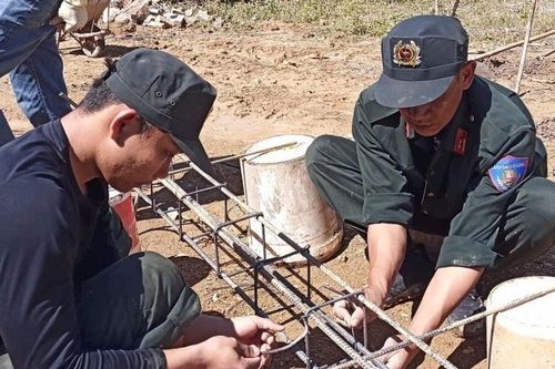 Công an Lâm Đồng tăng cường lực lượng, đẩy nhanh tiến độ xây dựng nhà cho người dân vùng lũ