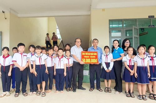 Thời báo Ngân hàng chung tay hỗ trợ vùng lũ