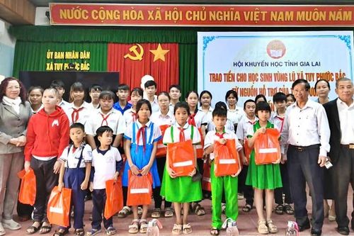 Hội Khuyến học Gia Lai cùng đơn vị đồng hành trao tặng hơn 229 triệu đồng cho học sinh vùng lũ
