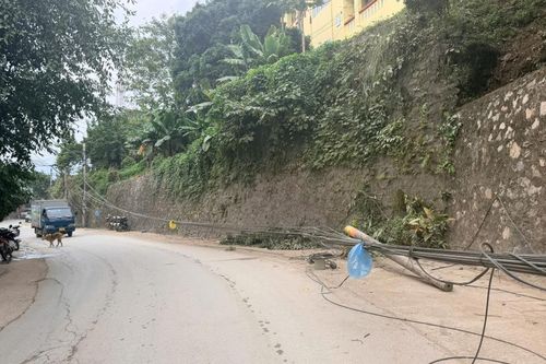 Cột điện đổ, dây điện trùng xuống đường gây mất an toàn giao thông