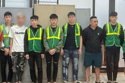 Bênh nữ nhân viên quán ăn, 2 nhóm thanh niên vác hung khí 'hỗn chiễn': Tạm giữ hình sự 9 đối tượng