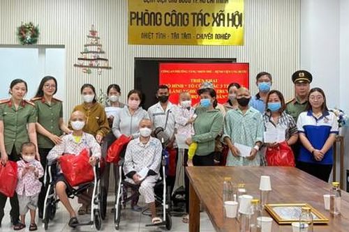 Ngày cuối tuần, CBCS Công an TPHCM đến thăm, tặng quà bệnh nhân bị ung thư