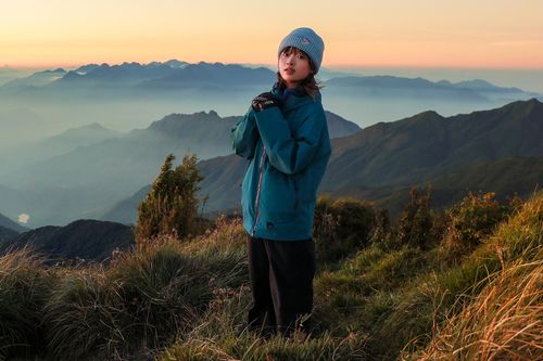 Biển mây bồng bềnh mùa cuối năm, Lùng Cúng thành điểm hẹn của dân trekking