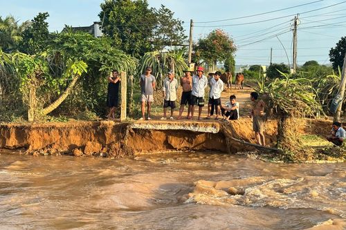 Nước lũ cuốn trôi đường dân sinh, nhiều hộ dân ở Lâm Đồng bị cô lập