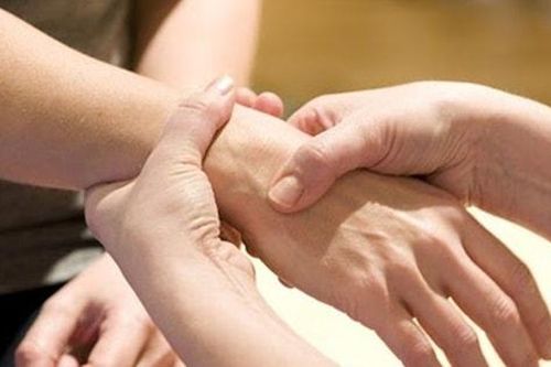 Bác sĩ tại nhà: Tê bì, đau tay: Dấu hiệu cảnh báo hội chứng ống cổ tay