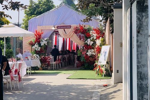 Dựng rạp đám cưới ở lòng đường: Tiềm ẩn nguy cơ mất an toàn giao thông