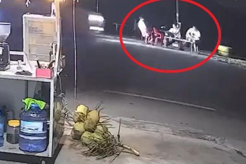 Ba thanh niên uống nước ven đường bị xe khách tông, hai người tử vong