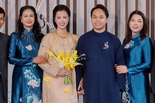 Bố mẹ chồng Á hậu Hương Ly gây chú ý trong lễ gia tiên tại Hà Nội