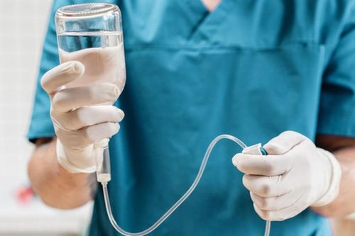 Tai nạn hy hữu: Đứng lên bồn cầu, bé 8 tuổi bị mảnh vỡ bồn cầu đâm sâu vào lưng