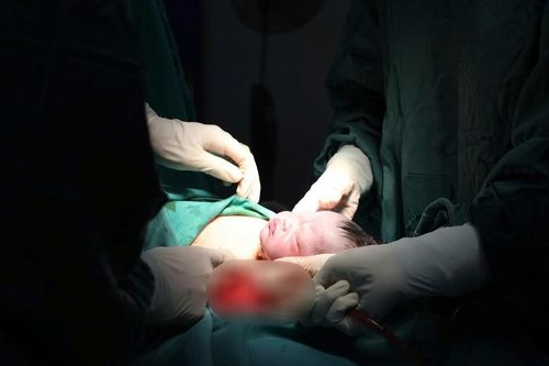 Thâm nhập hậu trường một ca mổ lấy thai ở Ninh Bình: Hành trình đưa 'thiên thần' ra đời