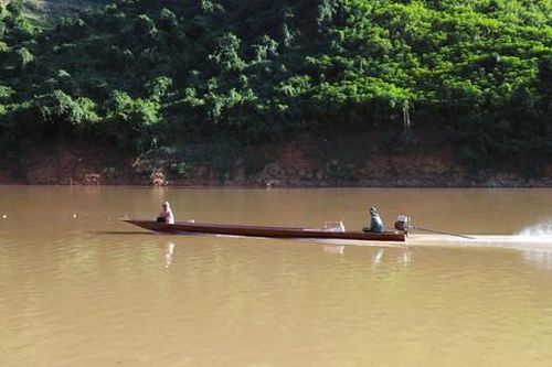 Hiểm nguy từ những chuyến 'săn gỗ' trên sông Nậm Nơn