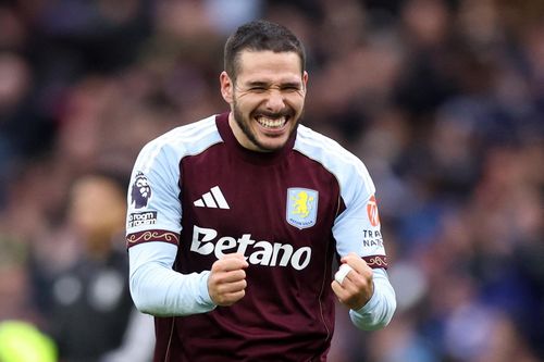 Arsenal lại dính cú đấm từ Villa Park