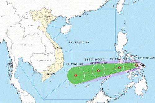 Áp thấp nhiệt đới tăng tốc, dự báo chiều mai vào Biển Đông