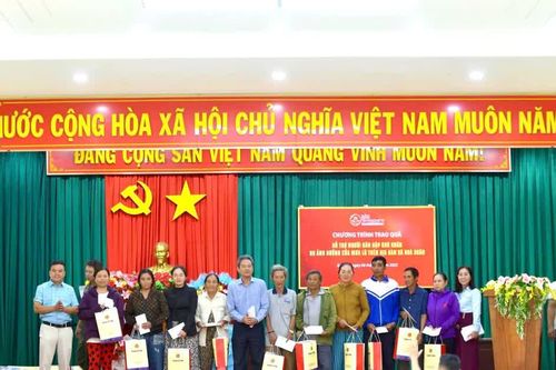 Báo Kinh tế & Đô thị sẻ chia yêu thương tại vùng lũ Đắk Lắk